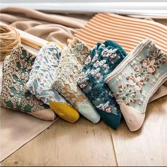 Women’s Floral Tube Socks 5 Pairs - Picture 2 of 6
